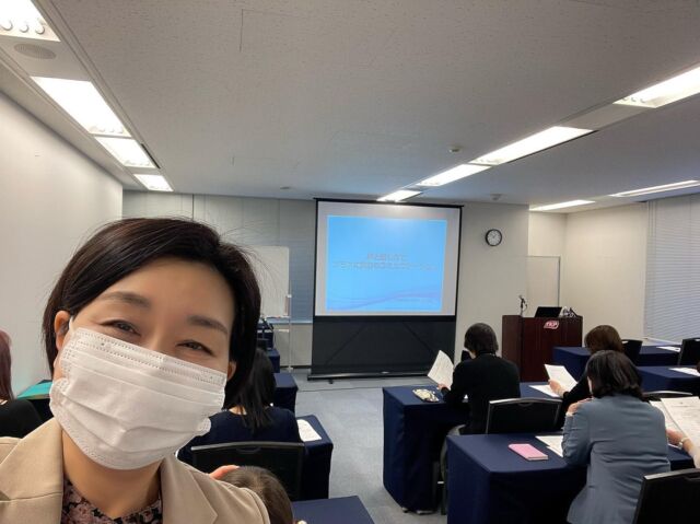 札幌にて「声と話し方でプラスに変わるコミュニケーション」

接客スタッフの皆さんに販売技術促進研修をさせていただきました。

今回の仕事は…遡ること4年前。
福岡で研修させていただいたのが始まりです。その後、福岡での研修が続き、同じ内容を大阪で、名古屋でとお声掛けいただき、今年は北海道と東京と、再度大阪にも呼んでいただきました。

講師としては、こんなふうにリピートいただけることはとても嬉しく、有難く、同時にもっとよくなるように精進せねばという思いも強くなります。

ご縁に感謝だなぁとしみじみしながら札幌研修、全力でお伝えしました❗️

ご参加の皆さん、ワークをしながら実際のお仕事の場面ではこうしたら良いのではと話したり、メモを取ったりと、とても熱心でした✨

北海道に行くのは32年ぶり^ ^

行きは雪のため、飛行機の出発が遅れ、新千歳空港への着陸ができない時は羽田に行きますとのアナウンスもありドキドキでしたが、無事に行くことができてよかったです^ ^

研修以外の時間で、友人に会えて観光もできて充実の時間でした。

#札幌にて #販売技術促進研修
#接客研修 #接客業 #仕事に生かす #声と話し方レッスン #コミュニケーション #研修講師 #笑顔発声研修 #ご縁に感謝 
#企業研修講師 #講演会講師 #伝わる声と話し方 #ほめ達 #惹きつける #ひと言 
#札幌観光 #雪道いっぱい歩きました#円山動物園ホッキョクグマ