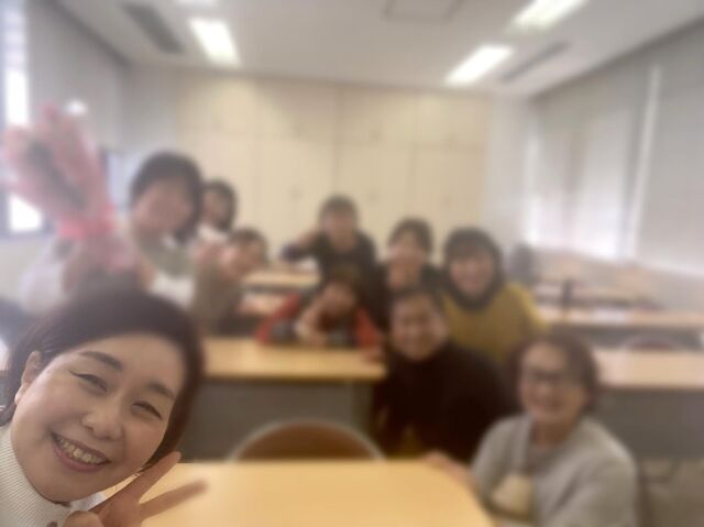 今日は北九州市の話し方サークル「ぺちゃくちゃくらぶ」さんの今年度最後のレッスンでした♪

ぺちゃくちゃくらぶさんは、2015年に開催されたレディスもじでの「魅力がアップする話し方講座」の皆さんが学びを継続したいと立ち上げたサークルで、年間10回のレッスンを行っています。

2015年からのメンバーも新しく加わったメンバーも一緒に今日もワイワイ✨

今日のお題は「心にポッと火がともる」

基本のボイストレーニングに、2分スピーチ、お題グループトークなどなど。

お一人おひとりのエピソード、紡ぐ言葉にはその人らしさ満載！

声・話し方だけでなく、私自身皆さんから人としての学びもさせていただいています。

今日は今年度ラストということで、素敵な素敵なボックスフラワーをいただきました！

蓋を開けた瞬間に「わぁ」と歓声✨心にポッとどころではなく、もう暖かさ満点熱烈な火がともりました。ありがとうございます。

新年度も年間10回レッスンを行います。受講生も募集中です。

新年度は4月8日（土）スタートです。

興味のある方はお気軽にお越しください^ ^

https://www.fujishigetomoko.com/2023/03/11/受講生募集【2023年度北九州話し方サークル】/

#北九州市 #話し方教室 #伝わる声と話し方 #言声力アッププロジェクト #ボックスフラワーアレンジメント #感謝感激 #ありがとうございます #感謝の日 #心にポッと #ひがともる #新年度に向けて #受講生募集 #一緒に声を磨きましょう #一緒に言葉を磨きましょう#一緒に話し方を磨きましょう#一緒に表現力を磨きましょう
