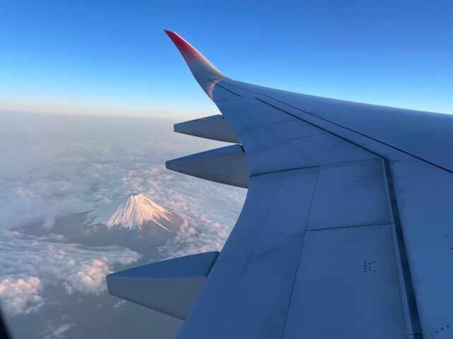 東京出張♪

札幌に続いて東京で販売技術促進講座「声と話し方でプラスに変わるコミュニケーション」

今回は、対面とオンラインのハイブリッド形式でした。

オンラインでご参加の皆さんも、「目で語るワーク」や「五感で語るワーク」」ロジカルに語るワーク」などしっかり取り組んでくださっていました^ ^

仕事以外の時間では、ほめ達の先輩方や高校の同級生先輩とも会うことができ、いっぱい話していっぱい笑い、充実の時間でした。
　
#マスク越しでも伝わる笑顔 #聞き取りやすい声 #伝わる話し方 #目で語る #五感で語る#ロジカルに語る 
#接客研修 #声と話し方レッスン #好印象 #プラス #コミュニケーション #企業研修 #東京 #4年ぶり #富士山 #頭を雲の上に出し #歌いたくなりました #東京出張 #ほめ達