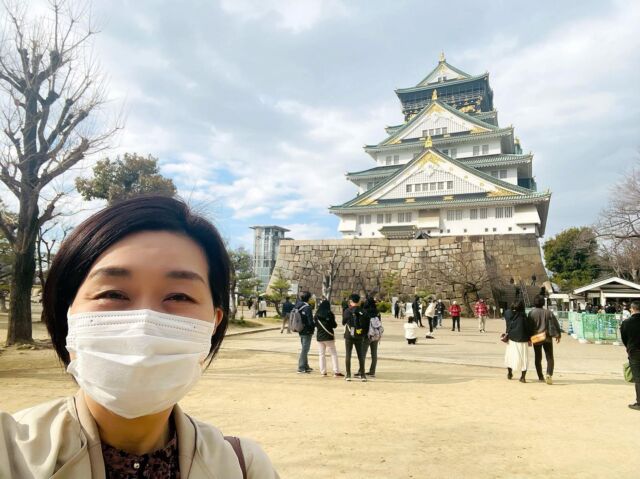 「笑顔と声で握手しよう〜マスク越しでも素敵な接客販売〜」

今日は日帰り大阪出張^ ^

販売のお仕事をしている皆さんへの研修でした。

今日からマスクは個人の判断に委ねられるとは言え、接客業の方々はお仕事の時はまだまだマスク着用が続きます。

今日は「笑顔と声で握手する」をキーワードに、明日からすぐに実践できる表情や声について、ワークをしながら進めました^ ^

いつもの挨拶をバージョンアップさせるコツでは皆さんとても熱心にメモしていました。

今週福岡での研修で、札幌→東京→関西と続いた研修が一段落します。

人と接するお仕事の皆さんにとって、お仕事にすぐに役立って、自分磨きにもなる研修をと思い、内容を構成しています。
今週の福岡でも頑張ります！

仕事を終えて、帰りの新幹線まで少し時間があったので大阪城をみてきましたよ。

お堀を巡る御座船も素敵でした。

#接客力アップ #接客研修 #好印象 #コミュニケーション研修 #笑顔発声研修 #素敵な笑顔で #素敵な声で #いつもの挨拶が　#ワンランクアップ #目で握手　#声で握手する #企業研修講師 #ビジネスボイス #伝わる声と話し方 #大阪城 #大阪出張