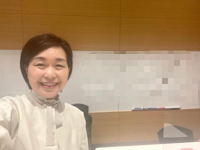 「伝わる声と話し方」個人レッスン3ヶ月コーススタート♪

女性経営者の個人レッスンが今日からスタートしました！

6月に大勢の前で話すことになっているので、しっかり準備をして自信をつけたいとのこと。

・声が通らない
・話していると尻すぼみになる
・早口になる
と自己分析されていましたので、

まずは、3ヶ月後に目指す声と話し方をイメージしていただいてから、基礎のボイストレーニングをしました。

ボイストレーニングをするとみるみるうちに表情もイキイキ、声のハリも出てきました。

笑顔で「家でもボイトレします！」とおっしゃっていました^ ^

対面レッスンと対面レッスンの間は、動画自主トレのサポートも行います。

6月に向けて私も全力伴走します❗️

#伝わる声と話し方 #個人レッスン #話し方個人レッスン #ビジネスボイストレーニング #いい声はいい表情から #通る声 #伝わる話し方 #ロジカルシンキング #話し始めで惹きつける#右脳と左脳 #プレゼンテーションスキル 
#声のコンプレックス #あがり症克服 #自分らしく #伝わるように #堂々と #女性経営者 #話し方レッスン #ビズコリ