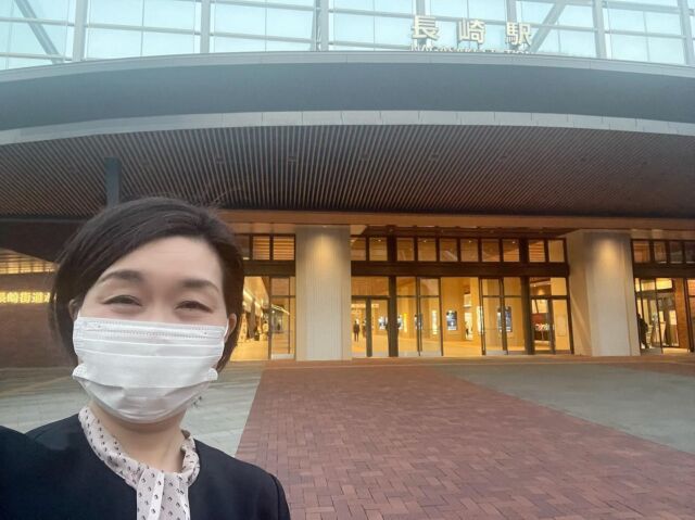 長崎へ♪

今年の新入社員研修は長崎からスタートしました。

企業様からのご要望で、終日研修のうちの後半はキャリアデザインの内容で構成。

お一人おひとり、
様々なワークを通して言語化し、それをグループの中で話すことで、ご自分の頭の中でぼんやりと思い描いていることが少しずつ整理されているようでした。

研修の最後は私の大好きな言葉を紹介しました。
「Beingを追求するためにDoingを追求する」　　

フォローアップ研修でまた伺います。　半年後、新入社員の皆さんにまたお会いするのが楽しみです。

#新入社員研修 
#長崎だいすき #企業研修講師 #伝わる声と話し方 #ビジネスボイストレーニング #キャリアデザイン #キャリアコンサルタント #講演 
#行きたかったお店が #閉まってた #珈琲富士男 #吉宗本店 #次こそは