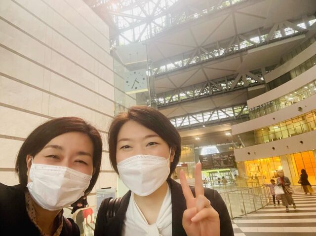 新社会人セミナーの仕事を終えて、講師仲間とパチリ♪

今日は福岡市内で新社会人セミナーを担当させていただきました。

54名のご参加で、皆さんそれはそれは熱心でした。

電話応対のロープレでは、通る声のコツ、聞き取りやすい話し方のコツなどのボイストレーニングもしたんですよ。
ちょっとしたコツを知って練習すると、いつもの電話応対がぐんと感じのよいものになります。

電話応対を苦手に感じている方が多いので、少しでも自信を持っていただけたらいいなと思います。

個人ワーク、ペアワーク、グループワークなどを通して、たくさんアウトプットの時間を作りました。

明日からのお仕事に一つでも二つまでも何かお役に立てていたら幸いです。

明日も同じ会場で新社会人のセミナーです。明日の出会いも楽しみです✨

#聞き取りやすい声 #通る声 #電話応対研修 #新社会人応援 #キャリアコンサルタント #ビジネスボイス #伝わる声と話し方 #仕事終わり #今日のおやつ #クールダウンして #明日も頑張ろう
