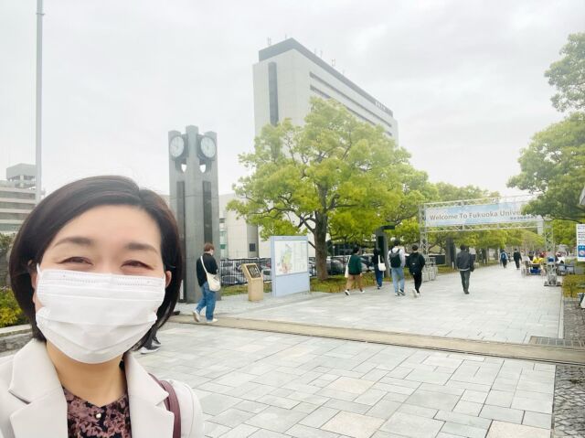 新学期♪

大学での講義がスタートしました^ ^

昨日はこちらの大学で「声と話し方でプラスに変わるコミュニケーション」というタイトルでお話させていただきました。

写真ではマスクをしていますが、講義中はノーマスクで^ ^

広〜い教室で、120名ほどの学生達と思いっきり発声練習しました^ ^

 #大学非常勤講師 #コミュニケーション力を上げる #伝わる声 #伝わる話し方 #声と話し方コンサルタント #言声力アッププロジェクト #ビジネスボイス #キャリアコンサルタント #ほめ達 #黄砂がすごい #初々しい新入生 #出会いに感謝
