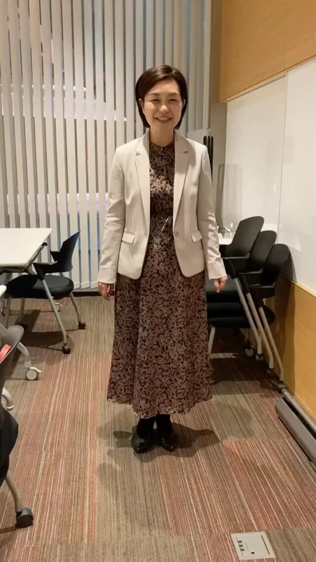すぐできる発声練習♪

ワッハッハー発声法です😄
朝一番、声が出にくい時に是非お試しください。

女性経営者の個人レッスンの2回目を行いました。前回レッスンから3週間、毎日ボイトレも継続してくださっています。

レッスンの最初に、このワッハッハ発声法を行いました^ ^
喉が開いて、息もたっぷり出て、力みなく伸びやかな声が出るようになるんですよ。
発声練習をしてから、今回のレッスンでは、パワーポイントを使いながら話すコツも行いました。同じような内容でも、スライド一枚から話をどう展開していくかで伝わり方が違ってきます。

次回レッスンではオンラインで話すコツをお伝えします。

レッスンご受講の女性は、5月6月と大勢の前で話す機会があるとのこと。落ち着いて自分らしく、そして皆さんによりよく伝わるように、しっかり日々のボイトレも伴走していきます。

#すぐできる #発声練習#皆さんご一緒に #ワッハッハー #何だか楽しい #気持ちよく #声を出そう #言声力アッププロジェクト #通る声 #伝わる声と話し方 #ビジネスボイス #企業研修講師 #講演会講師 #個人レッスン #コミュニケーション講師