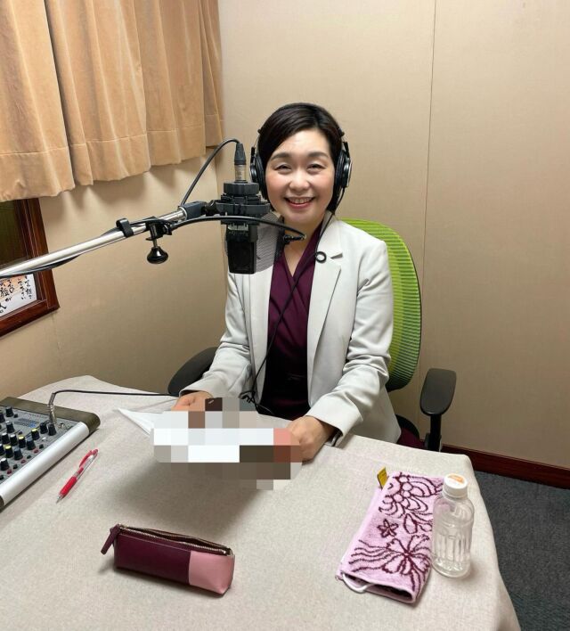 今日はナレーションのお仕事♪

2本とも、以前私が担当させていただいたもので、追加のお仕事でした。

1本目はなんとなんと、
平成20年、2008年に録音させていただいて以来の15年ぶり❗️
某病院様の院内ご案内のナレーションでした。

15年前の自分の声を聞かせていただき、それを元に今回の収録を行いました。声は老けない⁉️とは言いますが…
それでも、まぁ、なんと言いますか、やっぱり今より若々しい声のような気がしました（苦笑）

そちらの病院では今でも15年前の私の声が流れているそうなので、今回もその声と違和感のないように頑張りました^ ^

もう1本は、福岡市内の美術館で流れている4年前に録音したお仕事の追加原稿。

4年前の声は、うんうん、今と声も話し方も変わっていない感じでした^ ^

15年前と4年前と今現在…
声を通して繋がりをいただけることに感謝です。
自分の歩んできた道もあれこれ思い出しながらのお仕事でした。

30代のころ、ナレーターになりたくてなりたくてアナウンススクールやナレータースクールにプラスして個人レッスンにも通っていました。その時お世話になった伊東先生とは、こちらのスタジオでもたくさんお仕事させていただきました。
伊東先生が昨年お亡くなりになり、寂しくて悲しくてたまりません。今日は伊東先生のことも想いながら声を出しました。

#伊東先生ありがとうございます #ナレーション #声の仕事が好き #伝わる声と話し方 #声は老けない #声のアンチエイジング #個人レッスン承ります #グループレッスン受付中 #企業研修講師 #ビジネスボイス #仕事終わりの #おやつタイム #シティべーカリー #抹茶クッキー 
#言声力アッププロジェクト