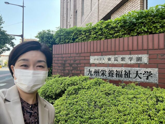 今日は北九州市にある大学へ♪

4年生に「豊かな表現とコミュニケーション」特別講義でした^ ^

就職活動に役立つあれこれのお話の中で、オンライン面接対策のリクエストも！

ちょっとしたコツを知って準備しておくと、オンライン面接にも自信を持って臨めますね^ ^

就職活動ファイトです！

#コミュニケーション講師 #ビジネスボイス #キャリアコンサルタント #オンライン面接対策 #なりたい自分になる #求められるあなたになる#言声力アッププロジェクト #ほめ達